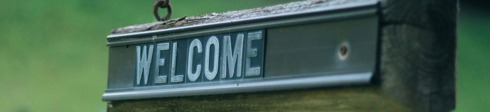 Holzschild mit der Aufschrift Welcome