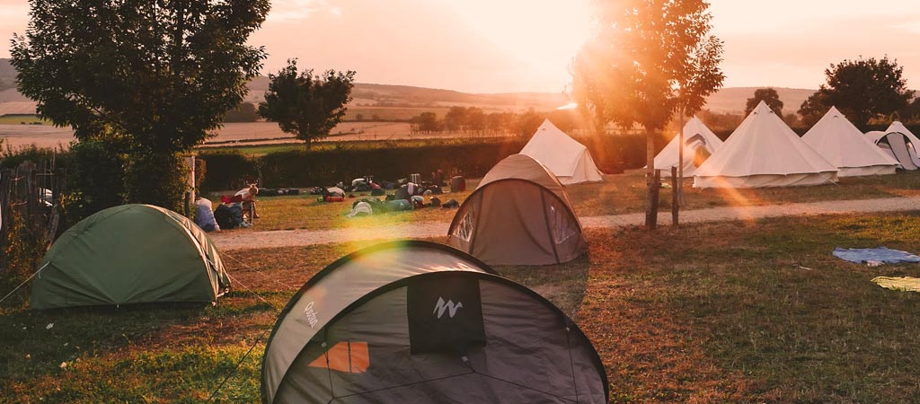 Camper genießt den Aufenthalt auf dem Campingplatz